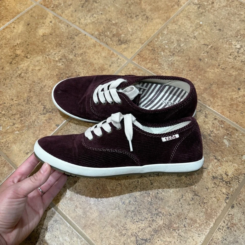 Taos Guest Star Burgundy Corduroy Sneakers Women 8 Casual Lace Up Shoes Comfort